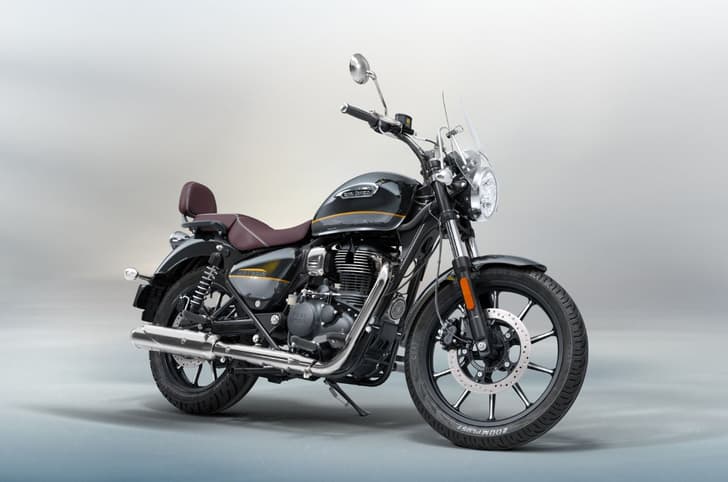 Royal Enfield Meteor 350 Supernova Black Front three fourth shot